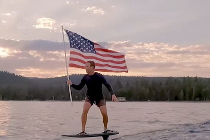 Patriotyczny surfing Marka Zuckerberga [WIDEO]