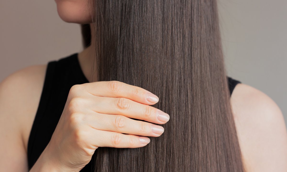 Ta odżywka zawstydza fryzjerów. Wygładza włosy jak laminacja w salonie