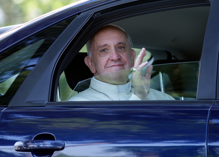 Papież Franciszek jeździ fordem focusem