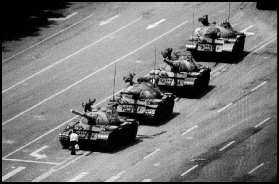 "Tank Man" - człowiek, który próbował zatrzymać kolumnę chińskich czołgów w czerwcu 1989 r. po masakrze na planu Tiananmen - stał się symbolem walki o wolność i oporu wobec brutalności władz 