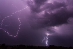 Gwałtowne burze nad Polską. Piorun zabił mężczyznę