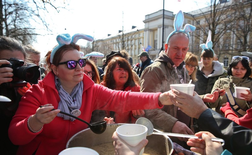 WIELKANOCNA DEMONSTRACJA KOMITETU OBRONY DEMOKRACJI PRZED KANCELARIĄ PREMIERA