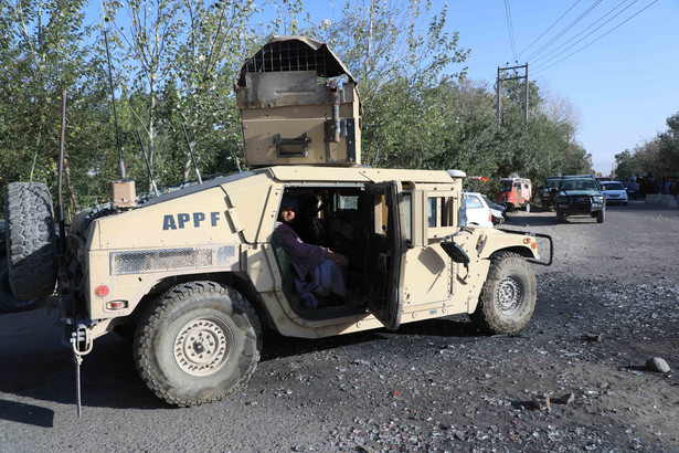 Patrol talibów w zdobycznym hummerze