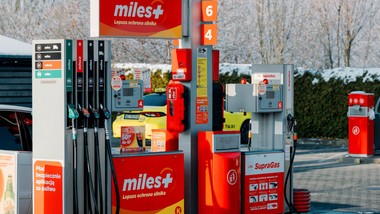 ile będzie kosztować litr benzyny po atakach na bliskim wschodzie? eksperci podają konkretną kwotę