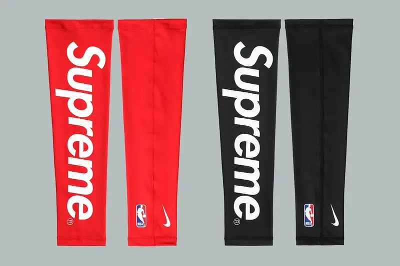 Element stroju z logotypem Supreme, który założył  Kelly Oubre Jr. 