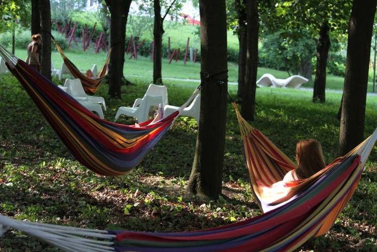 Od ubiegłych wakacji Stadion Narodowy żyje nie tylko wielkimi imprezami. Nowoczesny i dobrze zaprojektowany, zdobył sympatię mieszkańców Warszawy. Stał się popularnym miejscem wypoczynku, goście mogą korzystać z różnych atrakcji - hamaków, równoważni, skakanek, kurtyn wodnych, a nawet punktu serwisowego dla rowerów, rolek i deskorolek.

– Ten projekt jest innowacją w skali Europy, bo trudno jest znaleźć Stadion, który by żył tak intensywnie poza dniami wielkich wydarzeń i był tak otwarty nie tylko na gości wycieczek, ale też przykładał dużą wagę do możliwości korzystania z jego otoczenia jak miejskiego parku – mówił wtedy Grzegorz Gądek ze Skweru Sportów Miejskich. – Możemy powiedzieć, że Stadion jako awangarda polskich przestrzeni publicznych dołącza do bardzo elitarnego grona miejsc.

Na zdjęciu: Hamaki w parku przy Stadionie podczas Pikniku Naukowego w 2014 r. autor: PL.2012+ Sp. z o.o.