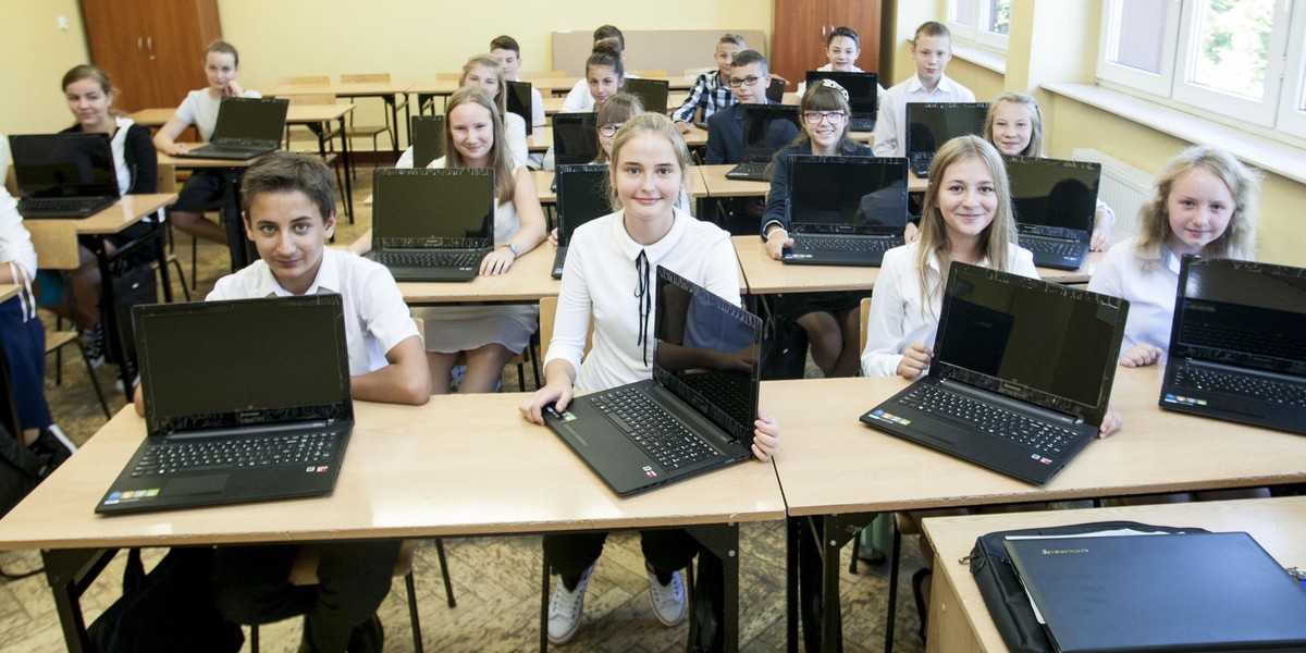 Uczniowie AZS w Piekarach Śląskich dostali laptopy