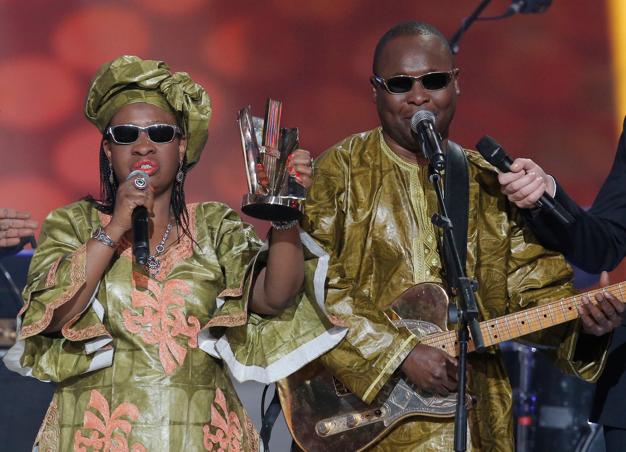 În filmul de arhivă din 8 februarie 2013, cântăreții malieni Amada Bagayoko (dreapta) și Mariam Doumbia de la duo -ul muzical Amadou & Mariam.