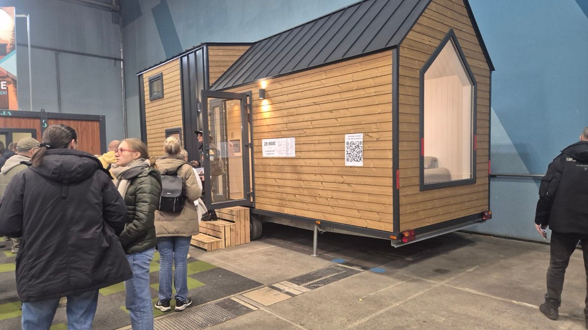 Cena bez PDV-a sa nameštajem i prikolicom 29900 evra