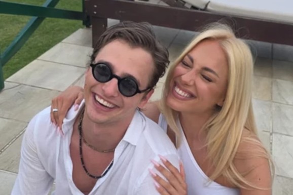 LJUBAV NA MORU! Sara Jo i Bjelin sin se baškare kao nikad: SKRIVENA UVALA, tajne staze, u kadar upala i jahta - evo u kakvom izdanju je pevačica slikala Alekseja (FOTO)