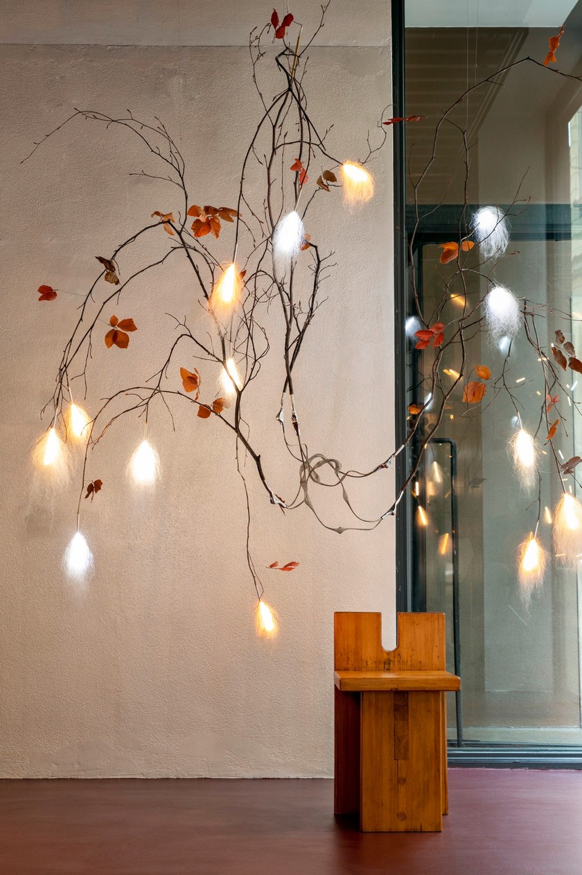 Naturnah Lüster aus Ästen und Blättern von Maximilian Marchesani in der Nilufar Gallery.