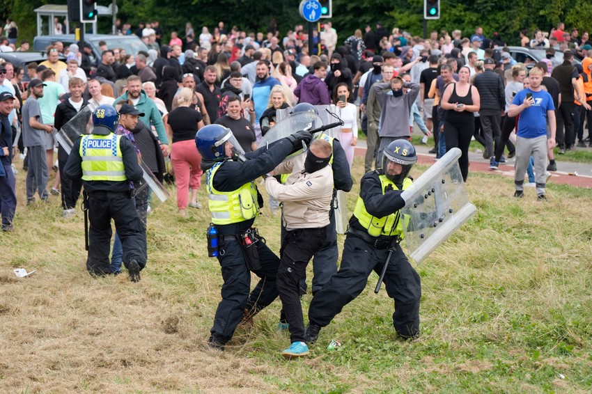 Antimigrantske demonstracije ispred hotela Holidej in ekspres u Roteramu u Britaniji 4. avgusta
