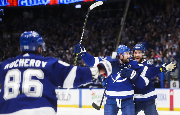 Radość hokeistów Tampa Bay Lightning (od lewej: Nikita Kuczerow, Steven Stamkos i Victor Hedman)