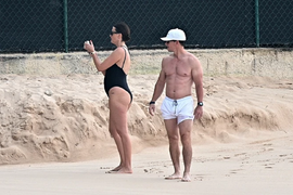 "Bože, on je zgodan kao APOLON u 53. godini, ona SKROZ PROSEČNA, a tek joj je 46", suprugu slavnog glumca blate po mrežama, a ona LEPOTICA SAMO TAKVA i nije jedina koju prozivaju zbog izgleda