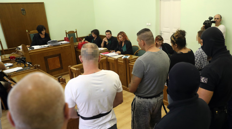 A két vádlott a bíróság előtt egy korábbi tárgyaláson /Fotó: Isza Ferenc