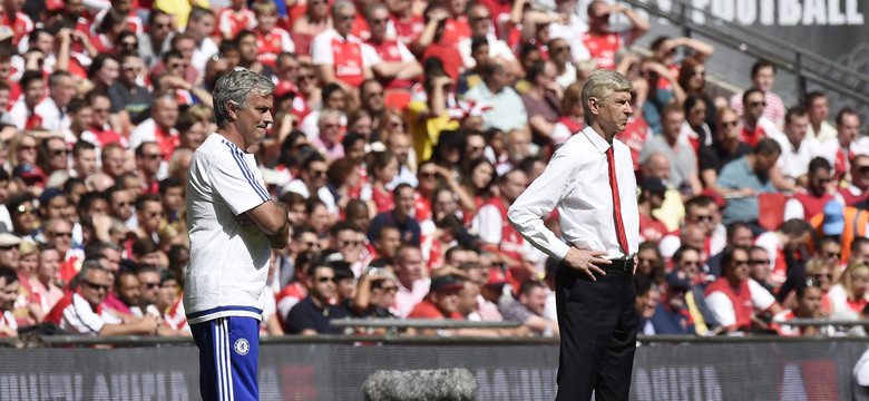 Mourinho wyrzucił medal w trybuny. Wenger zignorował menedżera Chelsea. WIDEO