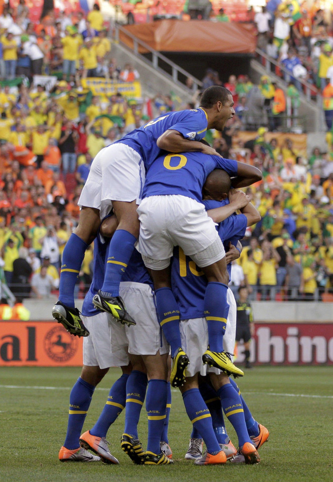 Piłkarze Brazylii cieszą się po golu Robinho z Holandią