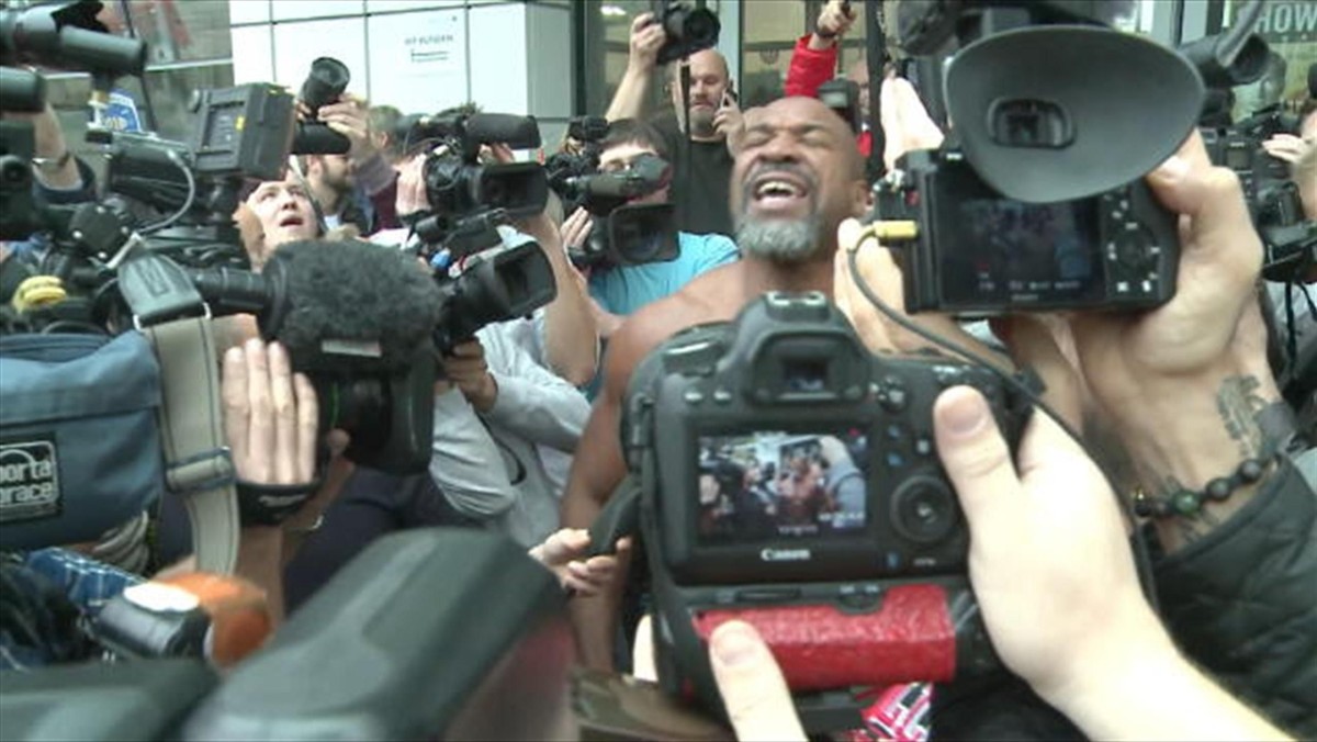 Trudno o lepszy kabaret w zawodowym sporcie. Shannon Briggs (59-6-1, 52 KO) bardzo długo zaczepiał i nie dawał spokojowi Władimirowi Kliczce (64-4, 53 KO), domagając się walki z Ukraińcem. Teraz, gdy Kliczko jest już tylko byłym mistrzem świata wagi ciężkiej, "The Cannon" przerzucił się na powracającego do gry Davide'a Haye'a (27-2, 25 KO).