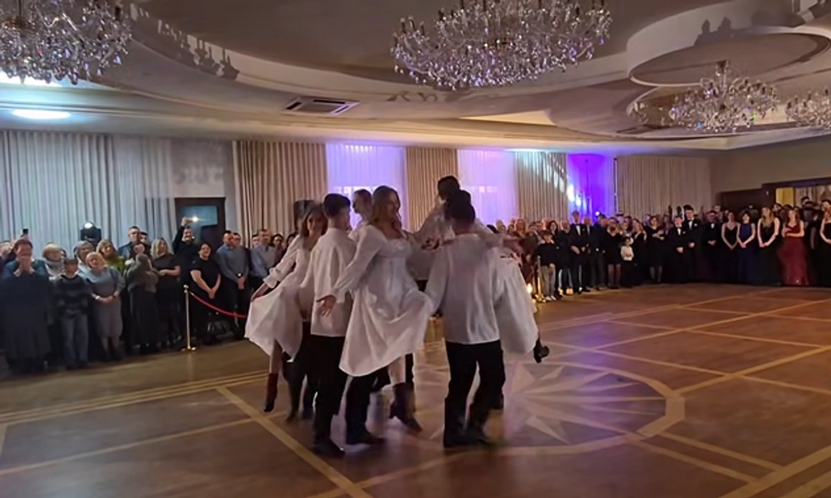 Uczniowie II LO w Łowiczu zachwycili choreografią do muzyki z filmu "Chłopi". "Miło popatrzeć"