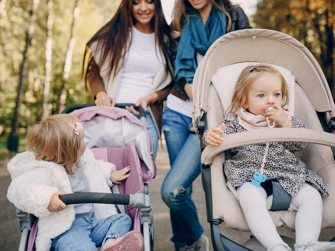 Majke narcisi koriste decu za slikanje, drugi ih čuvaju: Evo ko su te žene