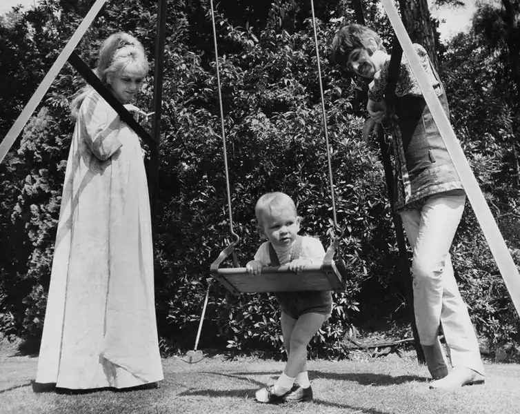 Maureen Cox i Ringo Starr z synem Zakiem w przydomowym ogrodzie, sierpień 1967 r. / Getty Images