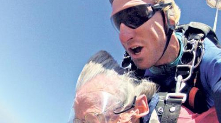 100 évesen ejtőernyőzik  a szupernagyi