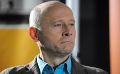 'Bo masz czerwoną kurtkę, bo masz 70 lat, a ubierasz się jak 14-latek'. Prokuratura wszczęła dochodzenie ws. pobicia Krzysztofa Pieczyńskiego