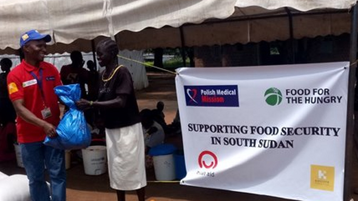 Już ponad sto ton żywności przekazała Polska Misja Medyczna mieszkańcom Sudanu Południowego. To pierwsza z trzech dostaw dla zagrożonych głodem kobiet i dzieci w stanie Western Equatoria w ramach projektu rozpoczętego w czerwcu tego roku. Jego realizacja jest możliwa dzięki środkom w wysokości 1 972 tys. zł na zakup żywności przekazanym przez Departament Pomocy Humanitarnej Kancelarii Prezesa Rady Ministrów oraz wsparciu finansowemu Kulczyk Foundation.