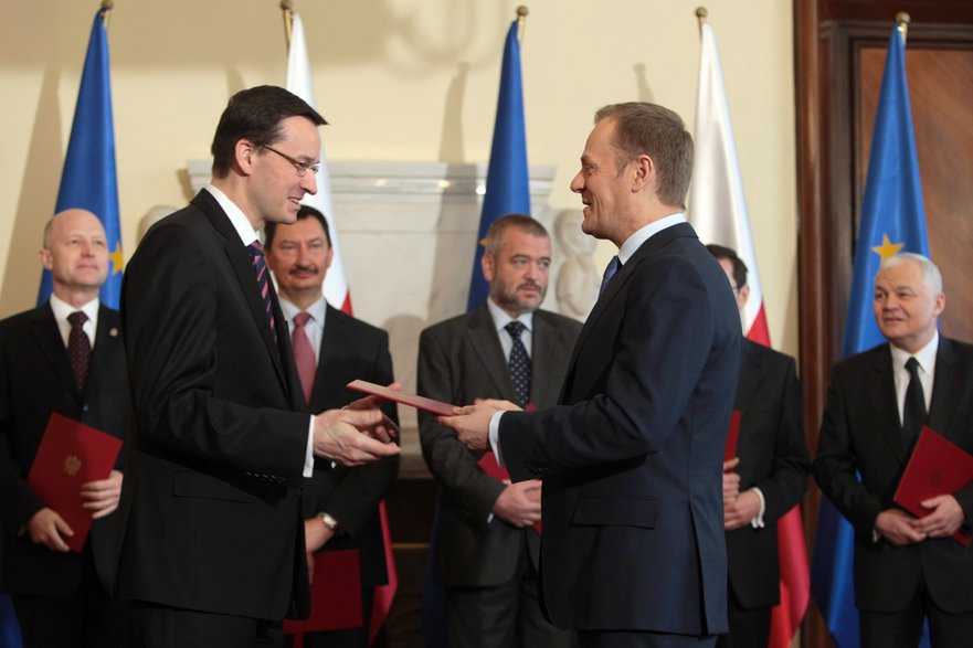 Warszawa 09.03.2010. Uroczyste wręczenia nominacji członkom Rady Gospodarczej. Nz. prezes Zarządu Banku Zachodniego WBK Mateusz Morawiecki odbiera nominację z rąk premiera RP Donalda Tuska