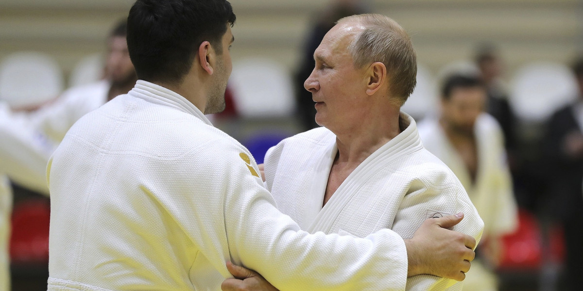 Władimir Putin podczas wizyty w szkole sztuk walki w Sankt Petersburgu.