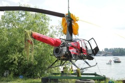 Śmigłowiec wyciągnięty z jeziora Tałty. Trzy osoby trafiły do szpitala