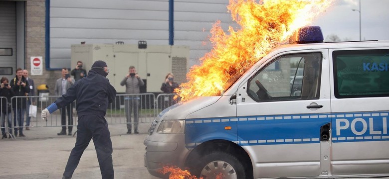 Policja szykuje się do rewolucji. Koktajle Mołotowa, ostrzał i radiowozy