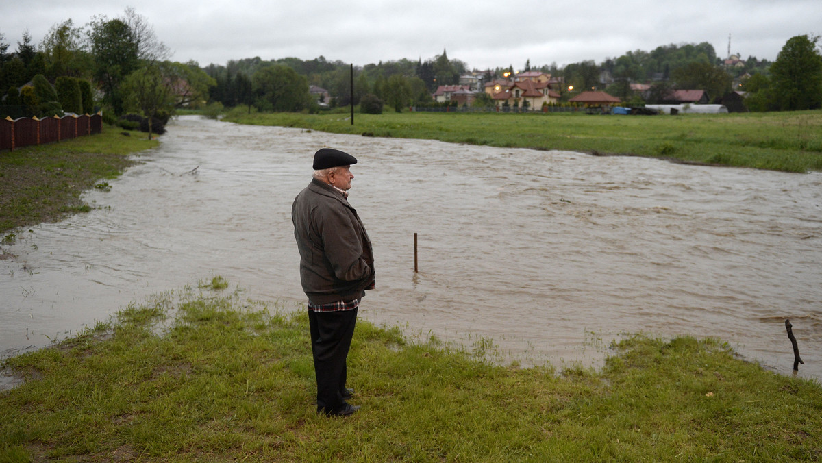 Około 20 osób ewakuowano w nocy w miejscowości Tarnogóra (Lubelskie), gdzie rzeka Wieprz podtopiła około 10 gospodarstw. Przybiera woda w Wiśle, w Annopolu jej poziom przekroczył stan alarmowy.