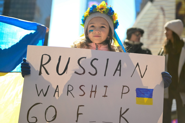 Protest przeciwko rosyjskiej inwazji na Ukrainę. Times Square, Nowy Jork, 26 lutego 2022 r.