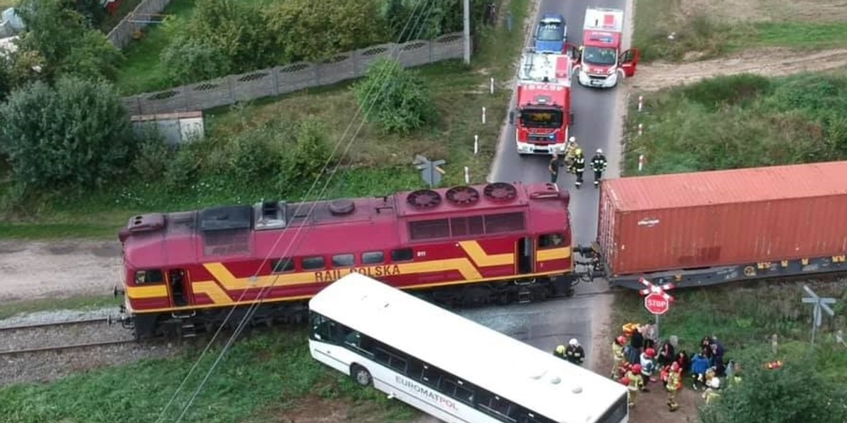 Autobus zderzył się z pociągiem.