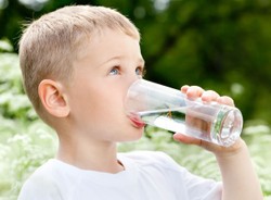 Gdy dziecko nie chce pić wody. Rady dietetyka