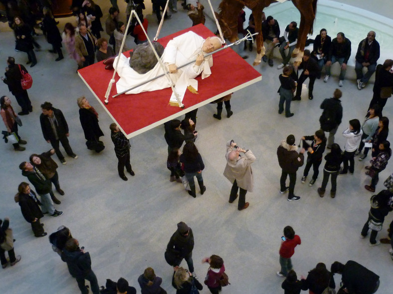 La Nona Ora, rzeźba Maurizia Cattelana w nowojorskim Muzeum Guggenheima