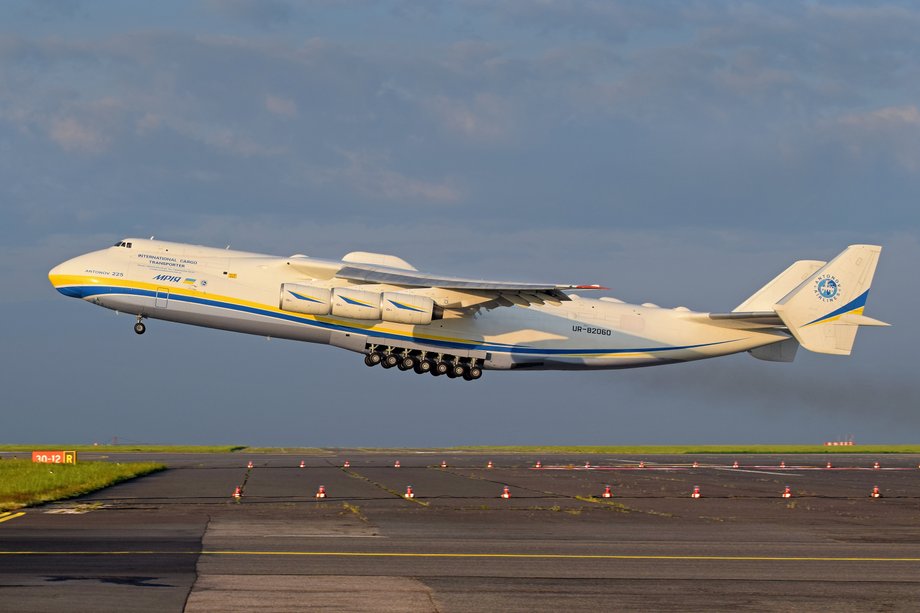 Antonow An-225 Mrija przewozi m.in. generatory, samochody i śmigłowce. W jego ładowni zmieściłby się też kadłub Boeinga 737. 