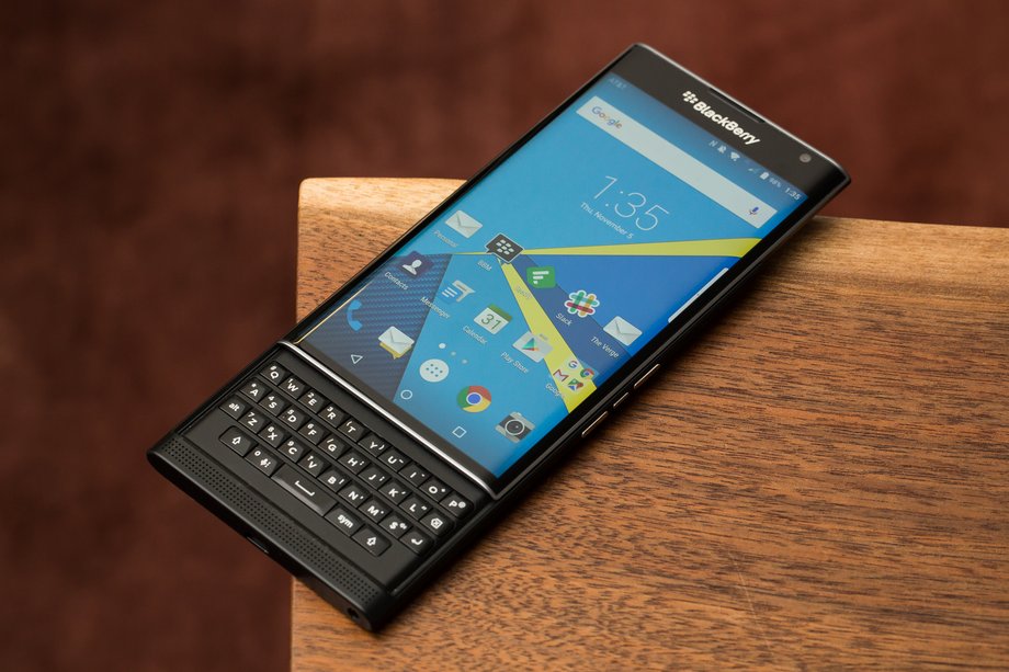 BlackBerry Priv z 2015 to pierwszy telefon firmy z Androidem. Zebrał pozytywne recenzje, ale nie sprzedał się najlepiej.