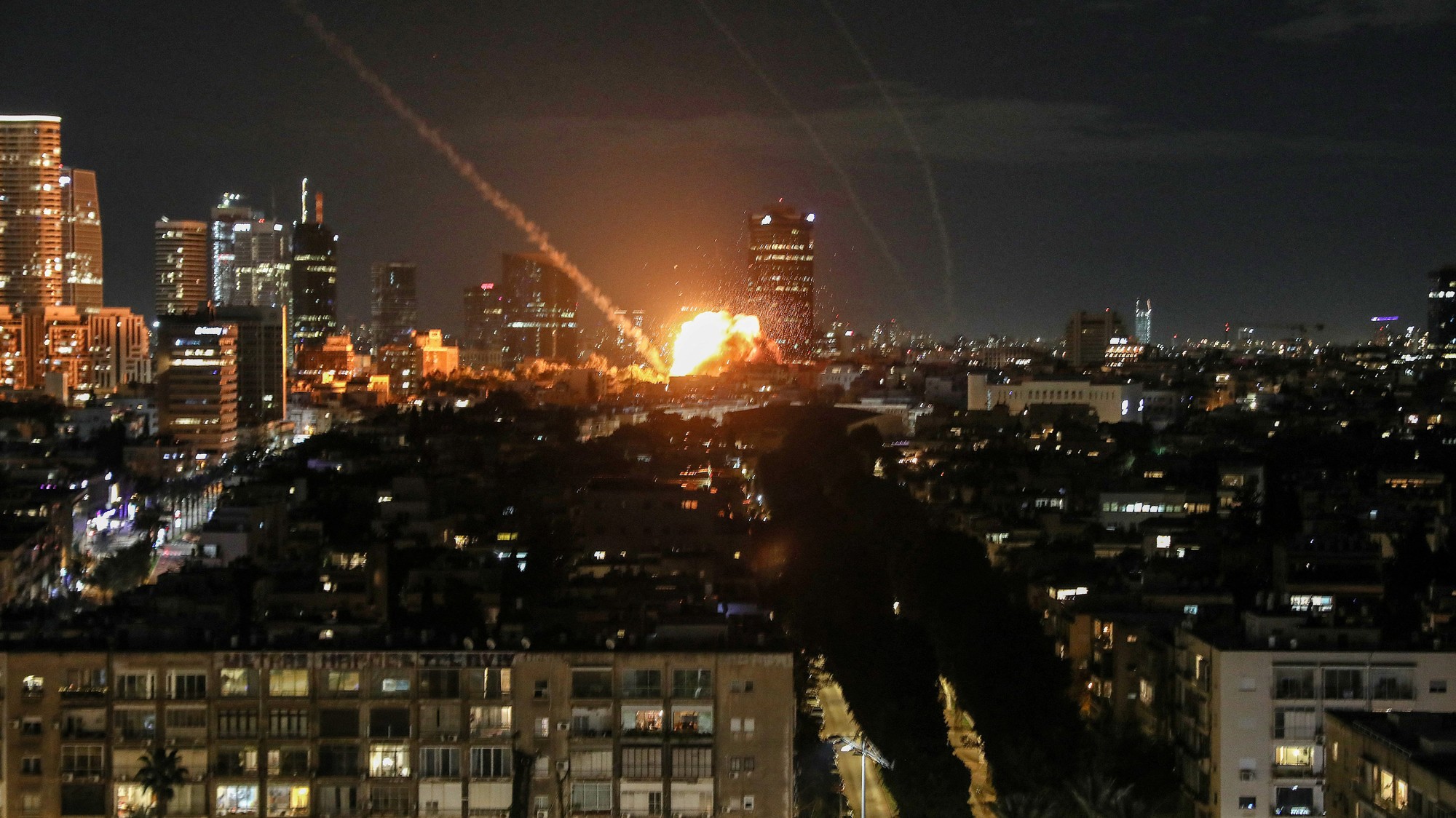 Výbuch spôsobený dopadom projektilu po tom, ako Irán vystrelil rakety na Izrael v reakcii na útoky Izraela a USA na Irán, v Tel Avive.