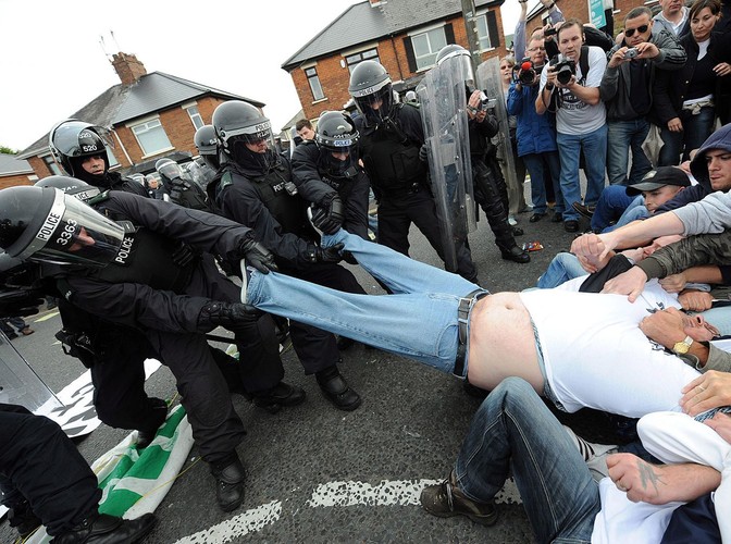 Protest przeciwko marszowi 'Oranżystów' w Belfaście