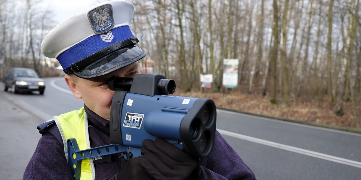 Policjanci rozpoczęli kontrole, czy kierowcy przestrzegają zmian w przepisach zakazujących tzw. jazdy na zderzaku.