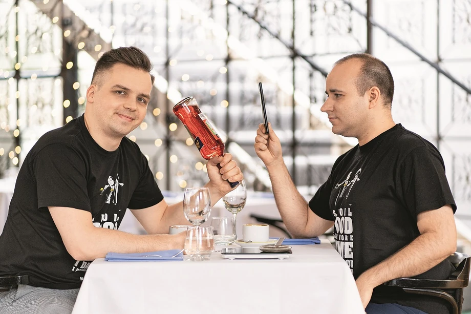 Kiedy mówią restauratorom,że rozwiązują problem z marnowaniem jedzenia, słyszą pytanie o to, czy zagospodarują suche bułki. Łukasz i Michał (od lewej) uczą branżę, co znaczy „zero waste”