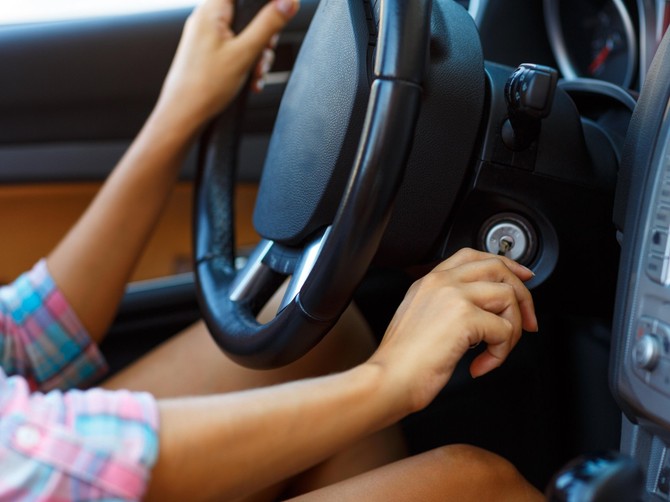 Ovo je greška koju mnogi vozači stalno prave kada pale auto! 