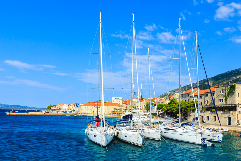 Il a attiré les touristes avec le climat urbain croate typique, de nombreuses plages et un petit port