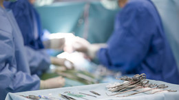 Operacja wszczepienia innowacyjnej protezy. To pierwszy taki zabieg w Polsce i drugi w Europie