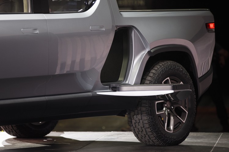 GM, Amazon i Rivian jeszcze nie potwierdzili rozmów. Ale na rynku już się o tym mówi. 'Choć uważamy, że elektryczne półciężarówki nie są elementem najbliższej przyszłości GM, to długoterminowo na pewno się pojawią', twierdzi analityk Evercore ISI, Arndt Ellinghorst.


<br><br>Rivian Automotive Inc - elektryczny pickup R1T