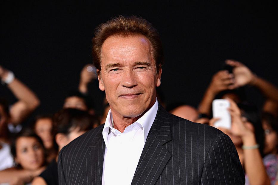 Arnold Schwarzenegger csúnya karácsonyi pulcsijában edz az ünnepek alatt is / Fotó: Getty Images