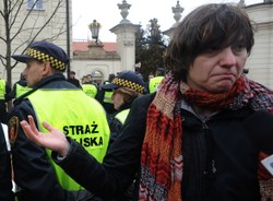 Strażnicy miejscy bronią warszawskich kolegów