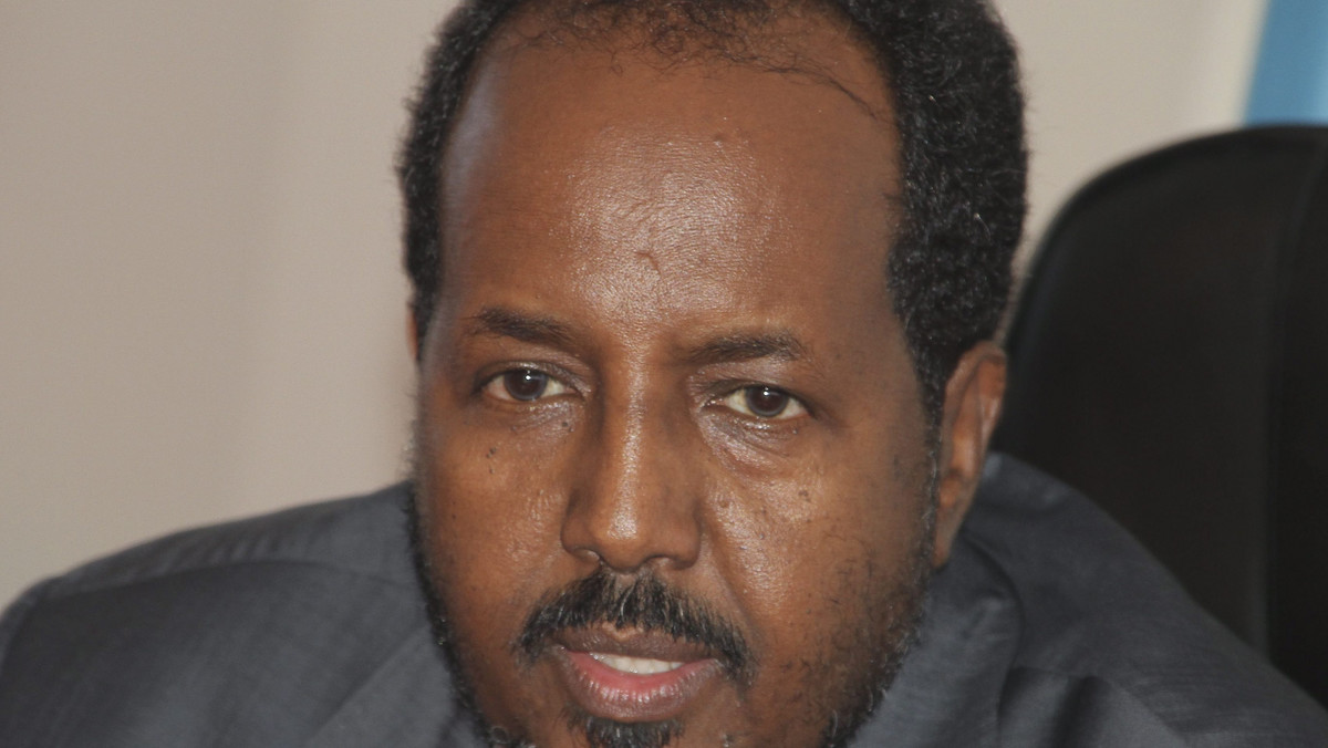 Radykalni islamscy bojownicy z ugrupowania Al-Szabab dokonali dzisiaj nieudanego zamachu na wybranego dwa dni temu prezydenta Somalii Hassana Szejka Mohamuda. Przed hotelem w Mogadiszu, gdzie odbywała się konferencja prasowa prezydenta, wybuchły dwie bomby.
